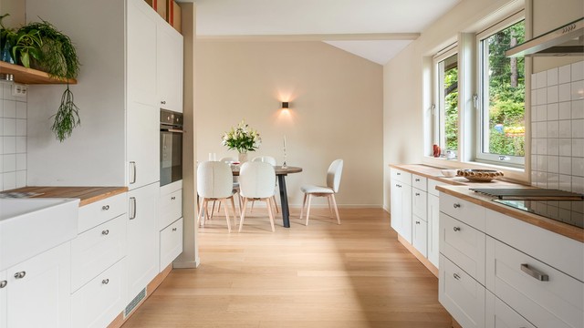 Fra kjøkkenvinduene er det hyggelig utsyn til grøntområder og til bedene som strekker seg rundt hele enderekkehuset.