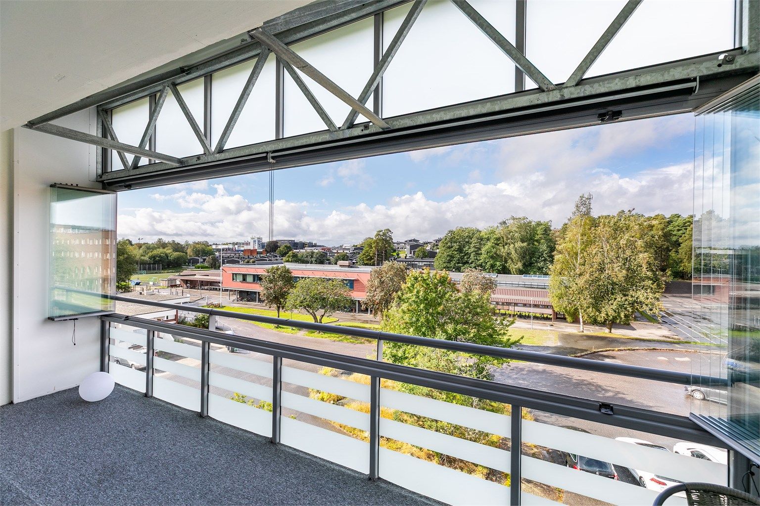 Glassene utvider balkongens bruksmuligheter betydelig, men kan enkelt skyves til side for å gi balkongen et mer luftig preg.