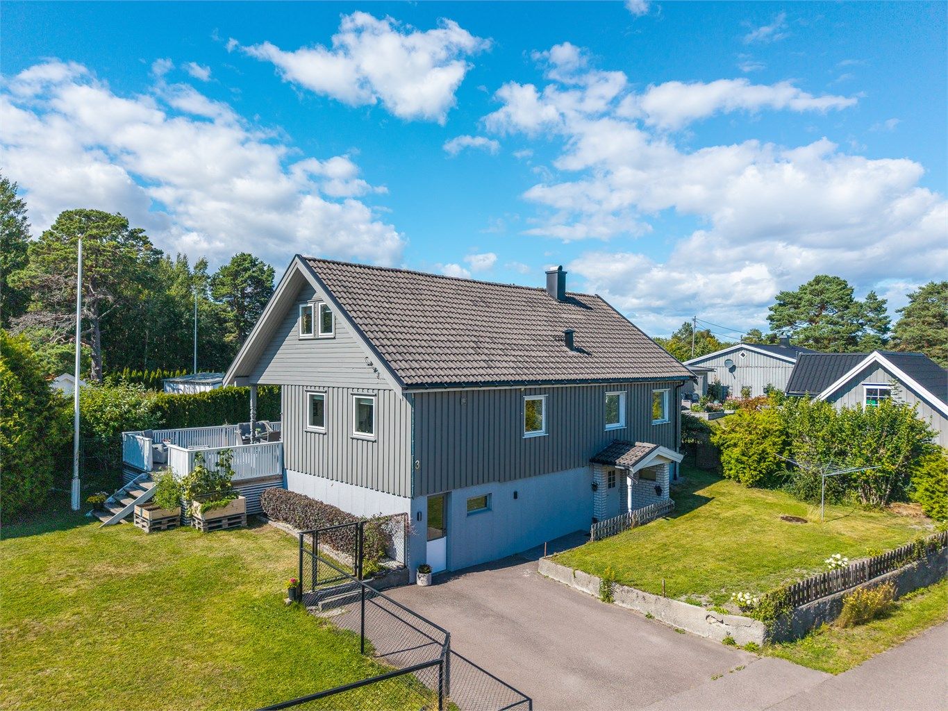 En romslig enebolig over tre plan med innholdsrik planløsning, hyggelig hage og dobbeltgarasje