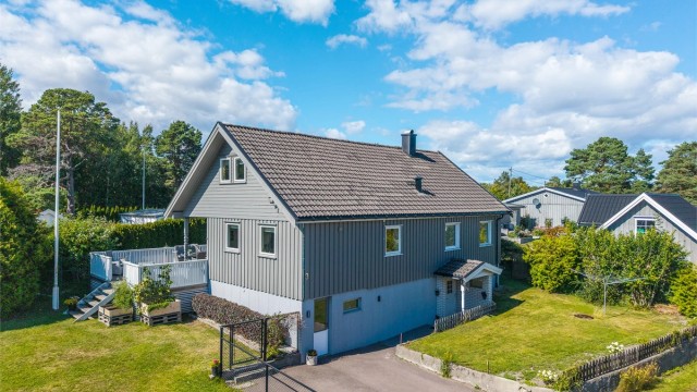 En romslig enebolig over tre plan med innholdsrik planløsning, hyggelig hage og dobbeltgarasje