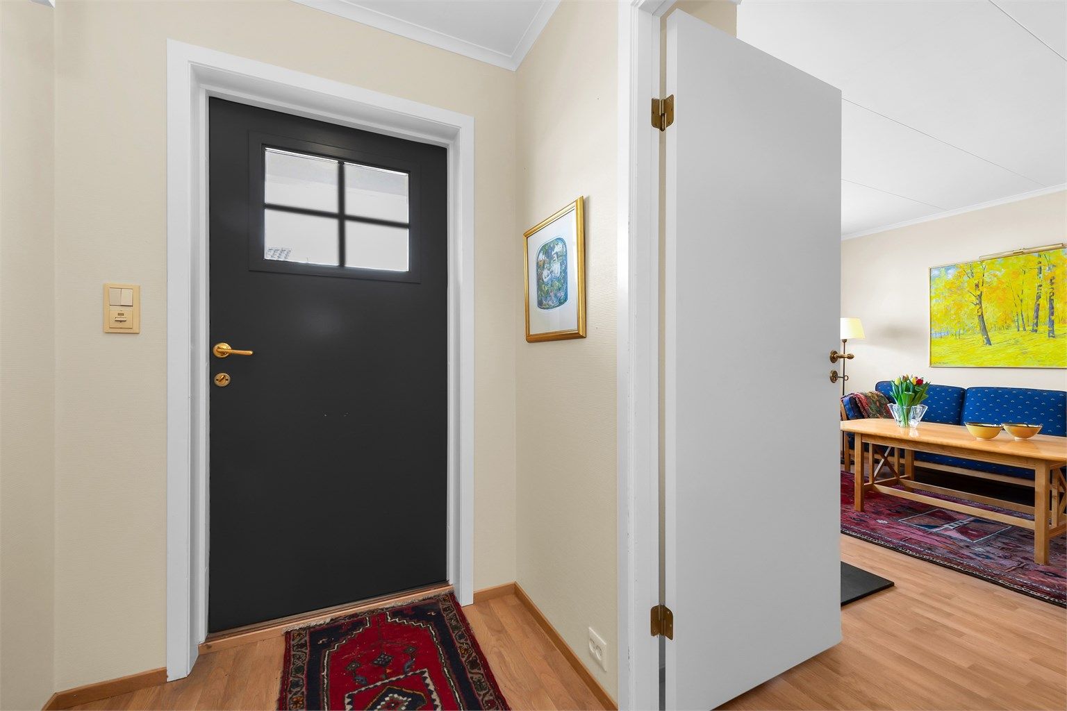 Fra entreen åpner boligen seg opp mot det sosiale allrommet.