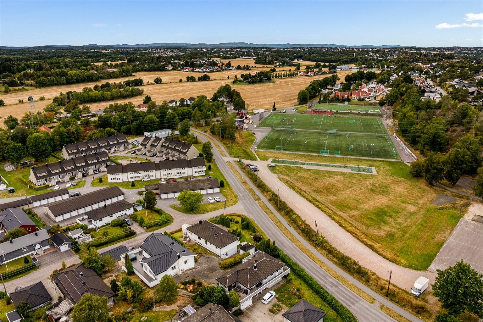 Attraktiv og familievennlig beliggenhet med kort vei til skole, barnehage, nærbutikk og idrettsanlegg.
