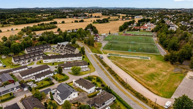Attraktiv og familievennlig beliggenhet med kort vei til skole, barnehage, nærbutikk og idrettsanlegg.