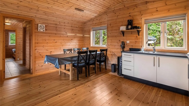 Lakkerte gulvbord i stue og kjøkken.