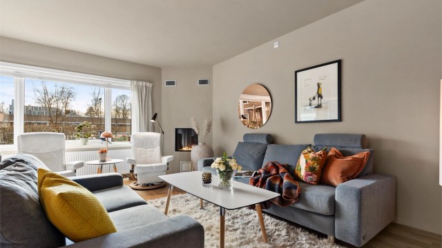 I stuen er det plass til sittegruppe og TV-område. Det er gasspeis i stuen for ekstra varme og hygge på kjølige dager. Med en åpen løsning mellom stue og kjøkken blir det enkelt å være sosial når man har besøk.