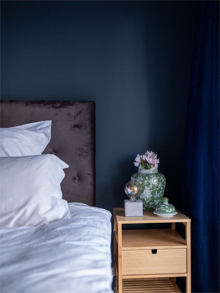 Soverommet er malt i en mørk blånyanse - perfekt for soverommet!