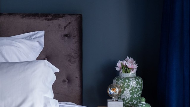 Soverommet er malt i en mørk blånyanse - perfekt for soverommet!