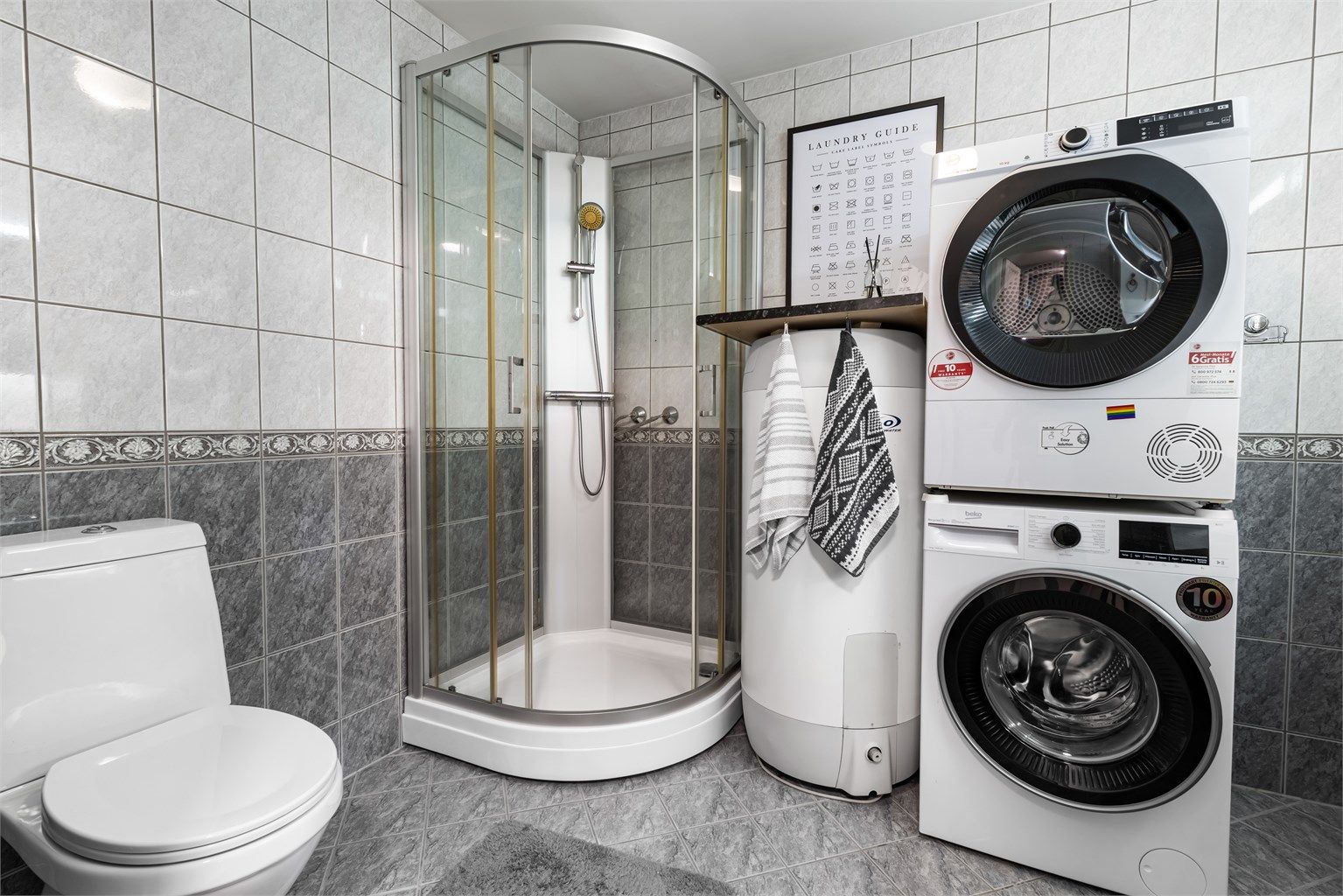 Badet er utstyrt med dusjkabinett, varmtvannsbereder og opplegg for vaskemaskin.