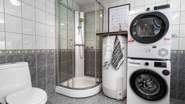 Badet er utstyrt med dusjkabinett, varmtvannsbereder og opplegg for vaskemaskin.