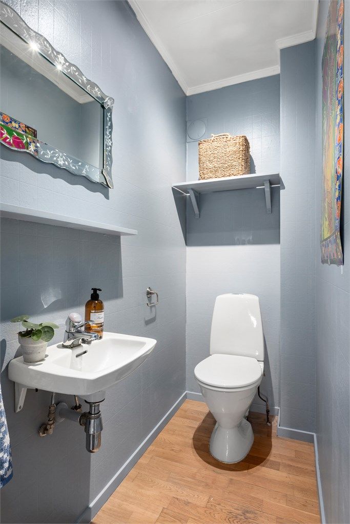 Toalettrommet ligger vegg i vegg med badet, og i praktisk tilknytning til entré/gang