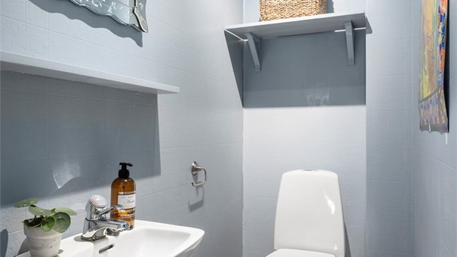 Toalettrommet ligger vegg i vegg med badet, og i praktisk tilknytning til entré/gang