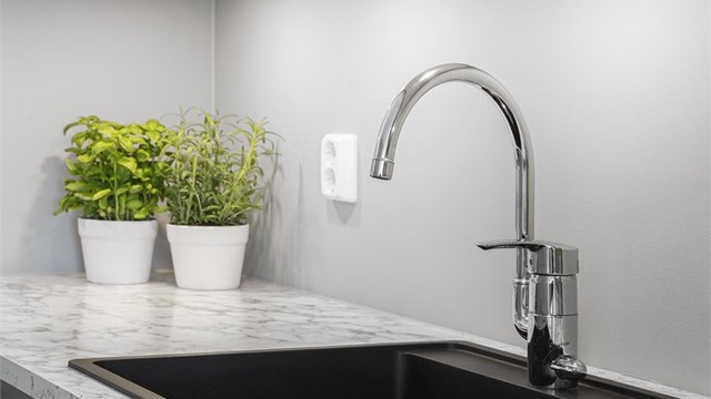 Automatisk vannstopper med fuktsensor er installert for ekstra trygghet.