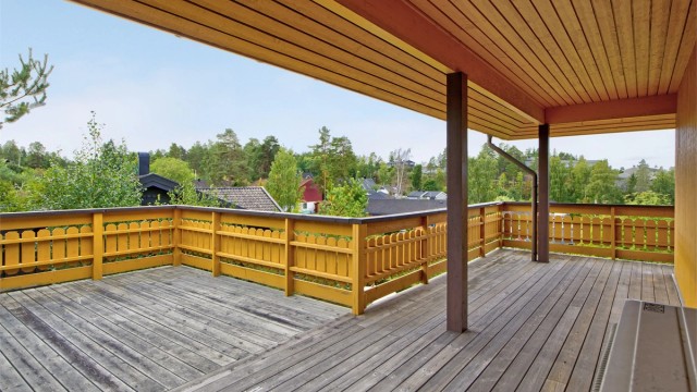 Uteplass med adkomst fra stue - stor platting med pent utsyn - god plass til sittegruppe, spisebord, m.m.