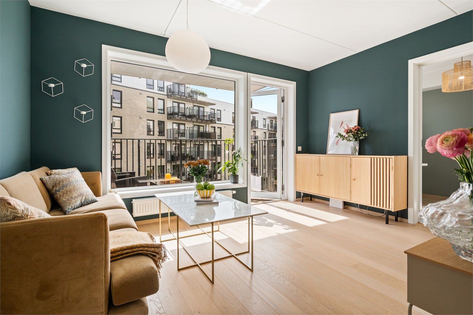 Krogsveen v/Morten Frølich har gleden av å presentere denne flotte og moderne 3-roms leiligheten med god intern beliggenhet og heisadkomst. 