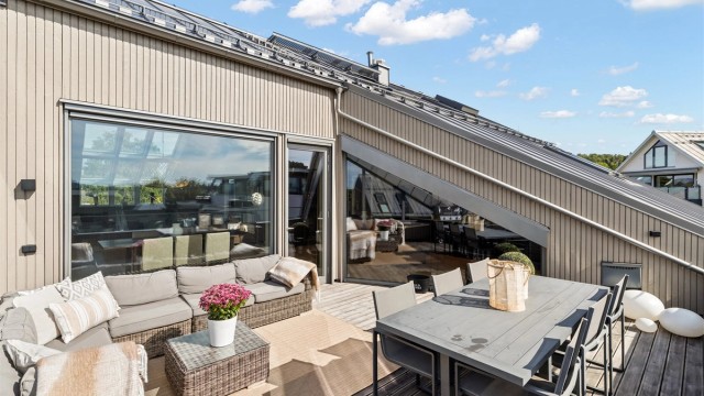Velkommen til Kongsveien 83C - penthouse fra 2021 med heis rett inn, takterrasse, utsikt, fantastisk takhøyde og gjennomført uttrykk.
Foto: Løvås Foto