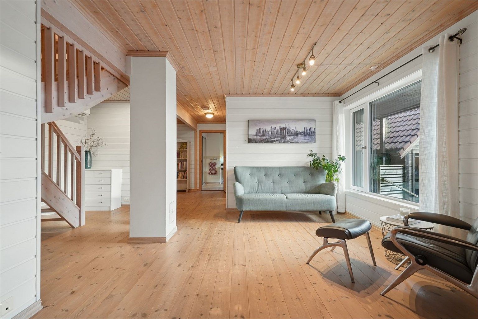 Koselig kjellerstue med plass til sofagruppe 