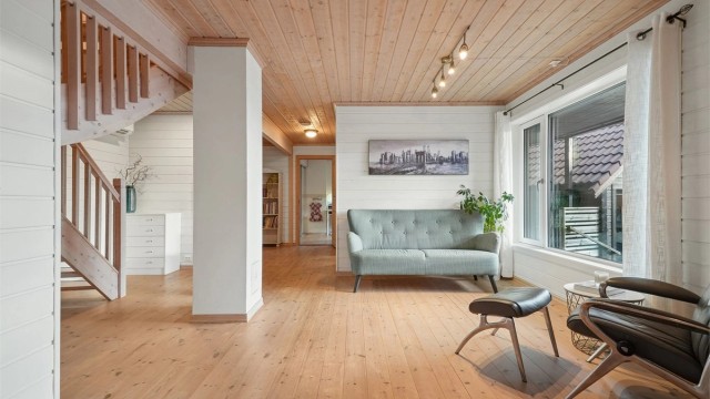 Koselig kjellerstue med plass til sofagruppe