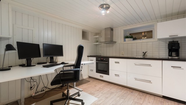 Kjøkkeni u.etg brukes også som hjemmekontor - Rommet er ikke godkjent til varig opphold