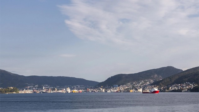 Fra deler av tomten og fra loftsetasjen er det flott utsikt utover byfjorden
