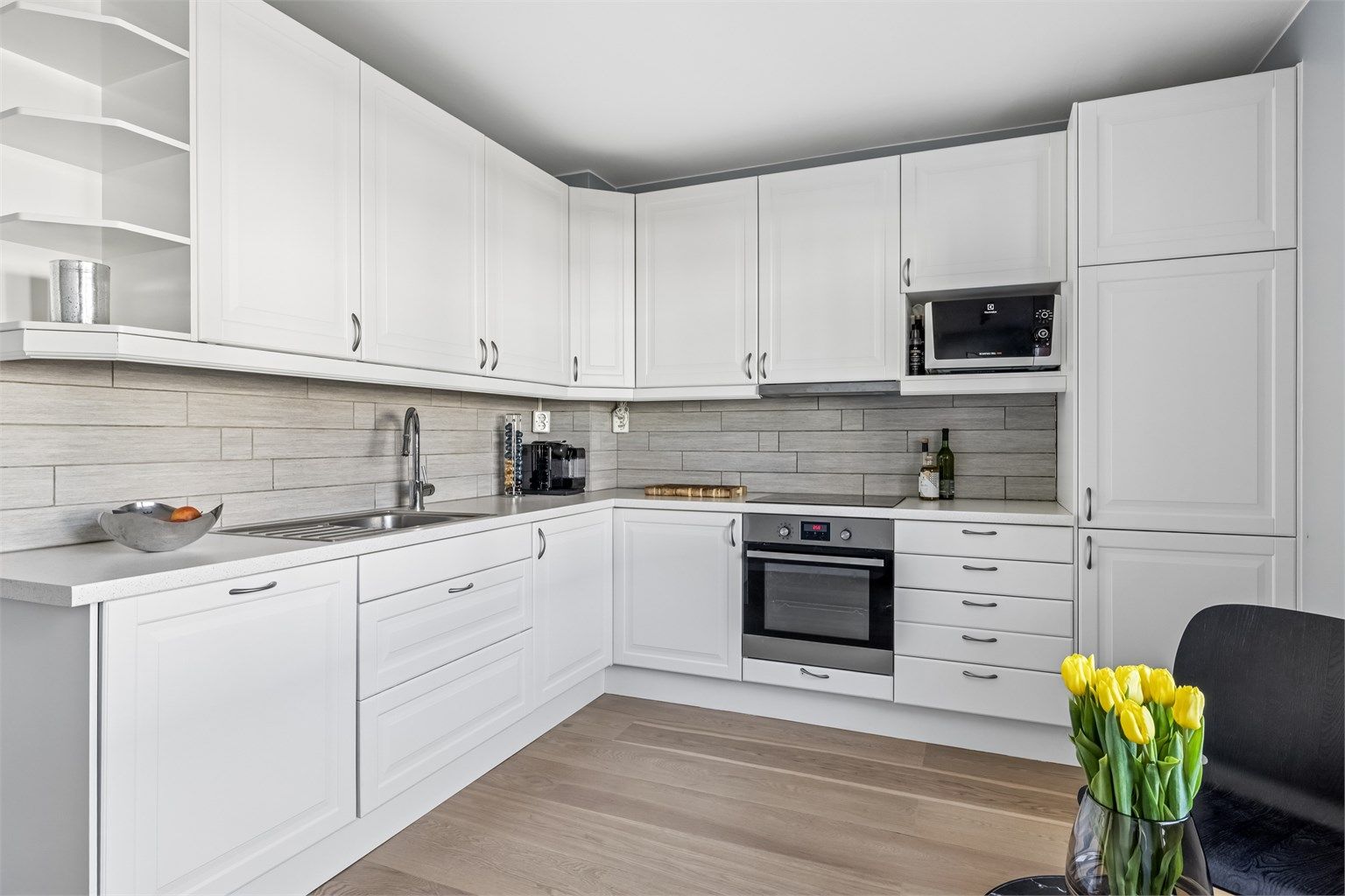 Kjøkkeninnredning fra 2011 med profilerte fronter og integrerte hvitevarer. Alle hvitevarer medfølger handelen.