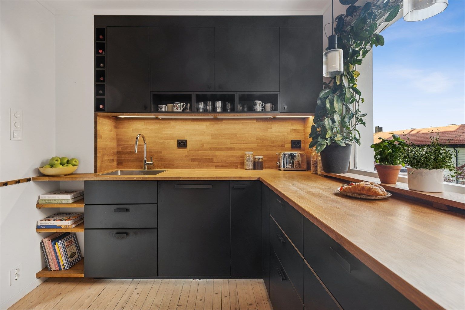 Stilrent og moderne IKEA kjøkkeninnredning fra 2020 med mørke, profilerte fronter som gir et elegant og tidløst uttrykk.