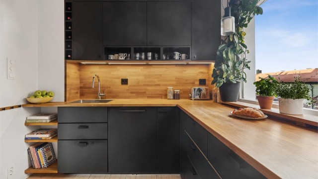 Stilrent og moderne IKEA kjøkkeninnredning fra 2020 med mørke, profilerte fronter som gir et elegant og tidløst uttrykk.