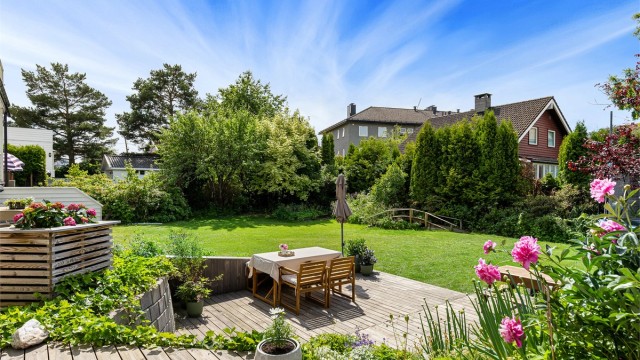Meget flott opparbeidet og flat hage med gode solforhold (Foto: Petter Tanum/TanumFoto)