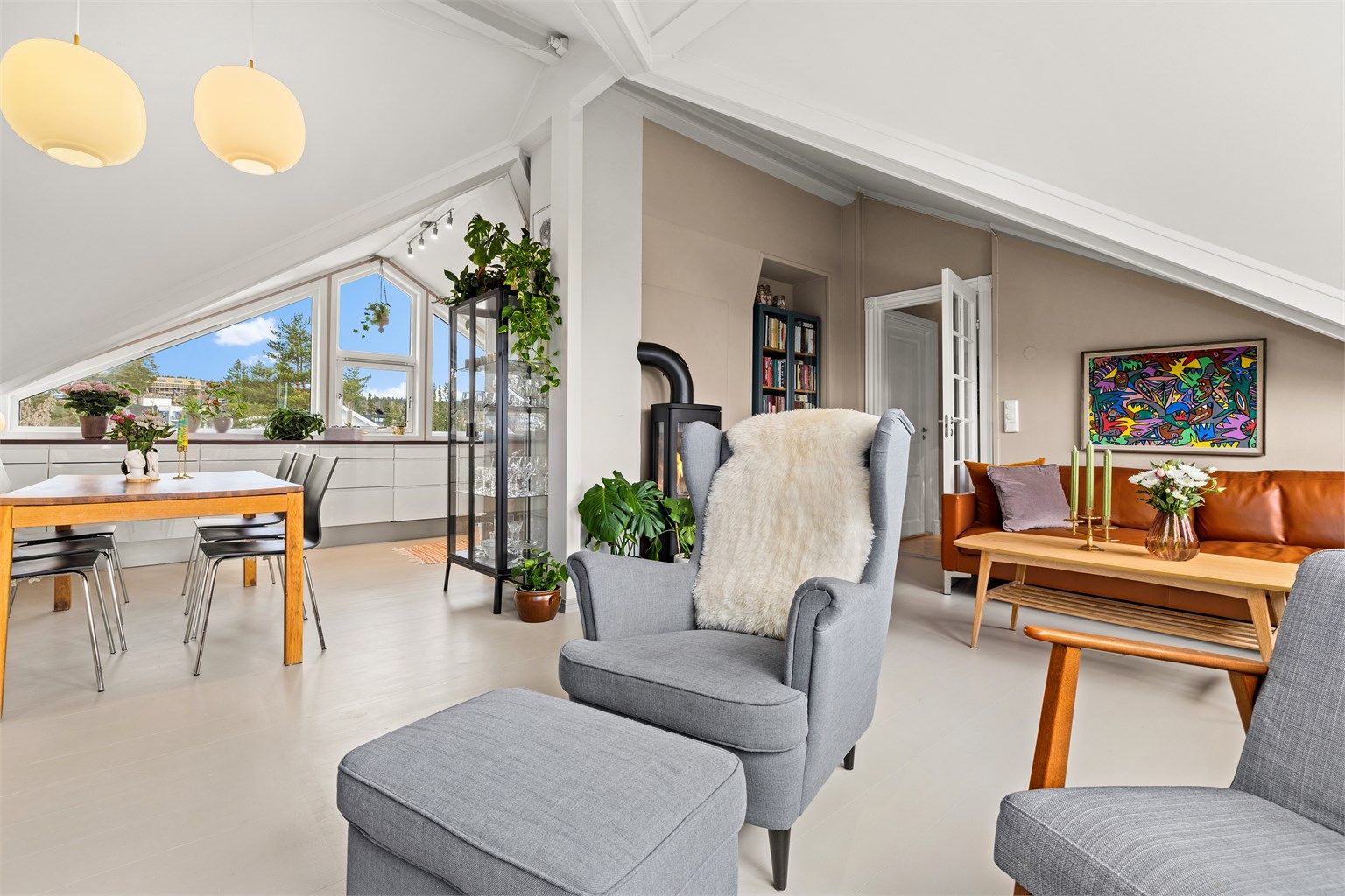 Velkommen til Hagastubben 15B! En gjennomgående og innholdsrik 4-roms toppleilighet med flott takhøyde og en åpen stue- og kjøkkenløsning som gir en god romfølelse.