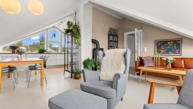 Velkommen til Hagastubben 15B! En gjennomgående og innholdsrik 4-roms toppleilighet med flott takhøyde og en åpen stue- og kjøkkenløsning som gir en god romfølelse.