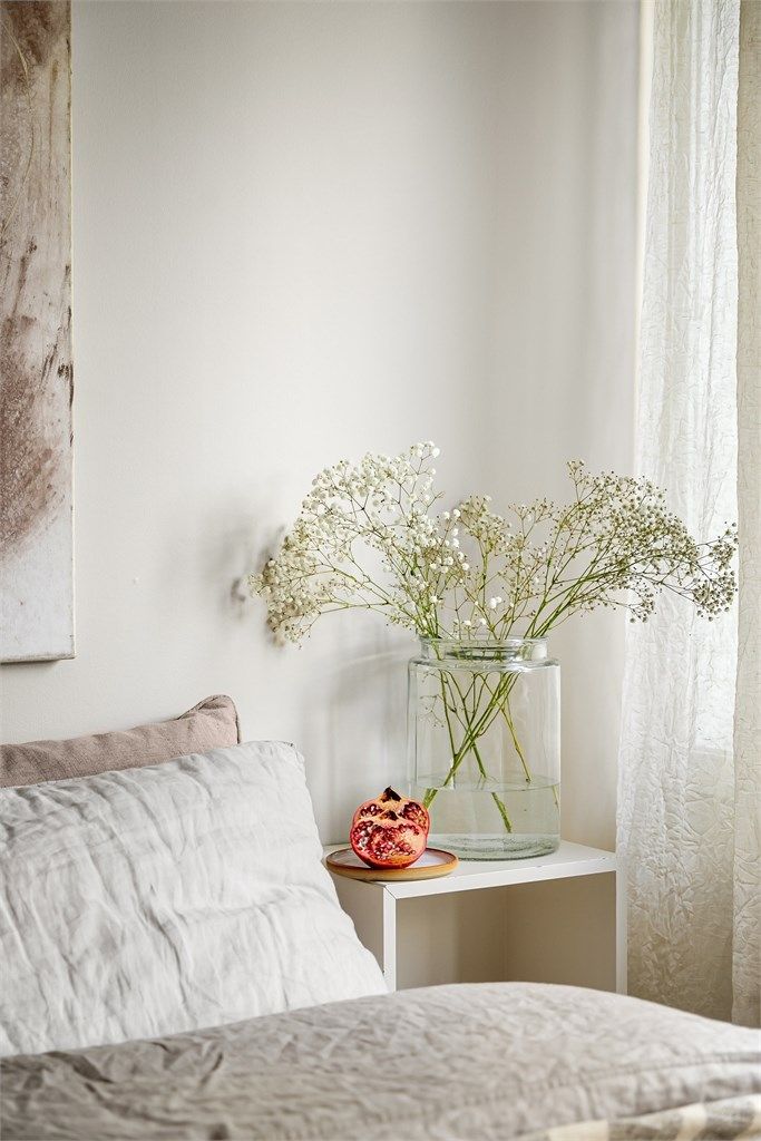 Veggflatene er malt i en lun tone som gir en god atmosfære å sove i