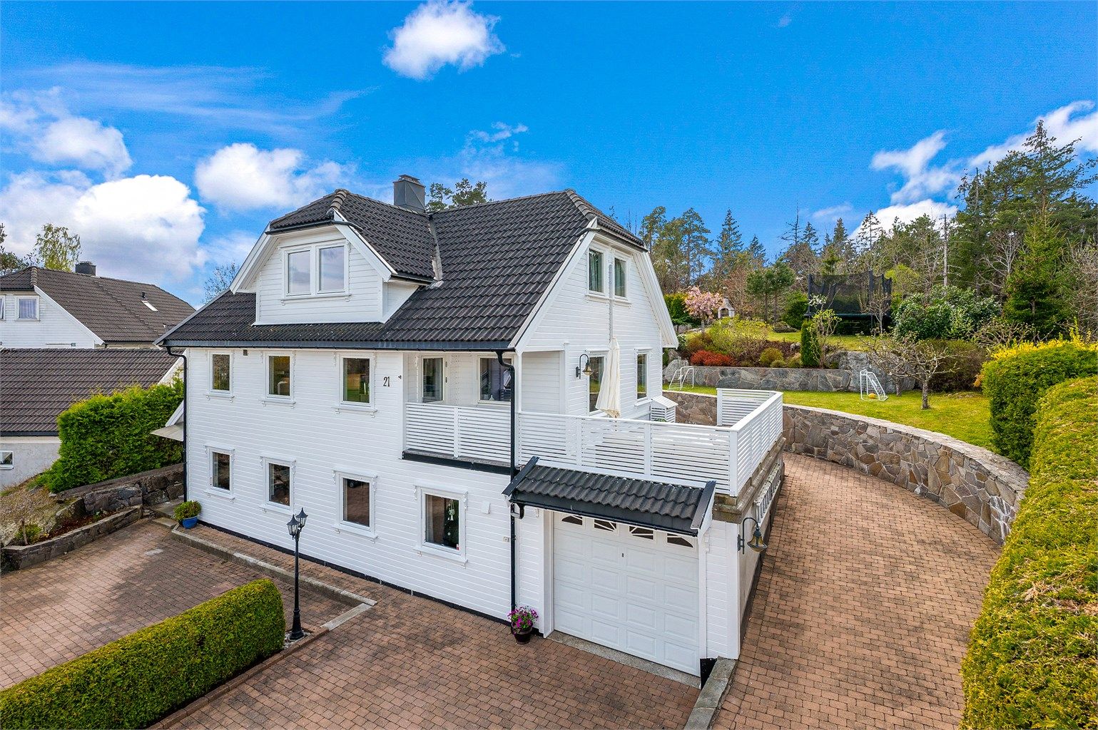 Enebolig med romslig utleieleilighet solrikt beliggende på en høyde med nydelig opparbeidet tomt.