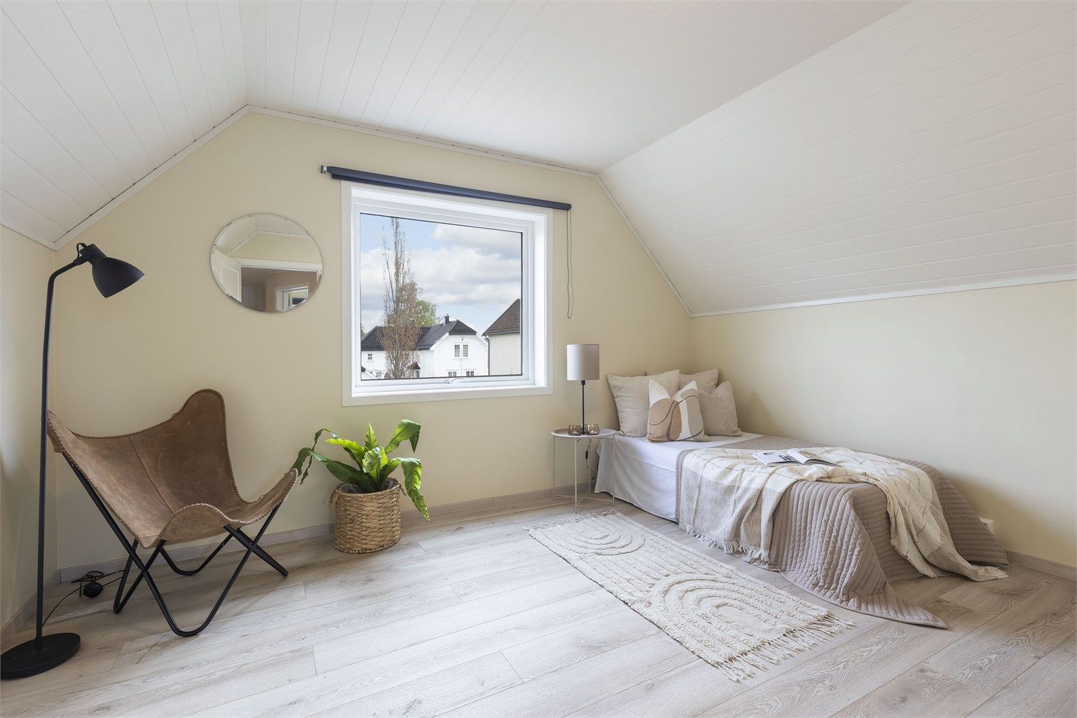 Soverom nr 1 i 2. etasje. Malt i fint farger, med plass til dobbeltseng og annet møblement. 
