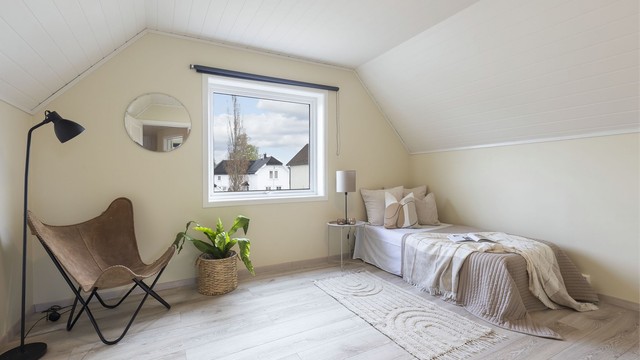 Soverom nr 1 i 2. etasje. Malt i fint farger, med plass til dobbeltseng og annet møblement.