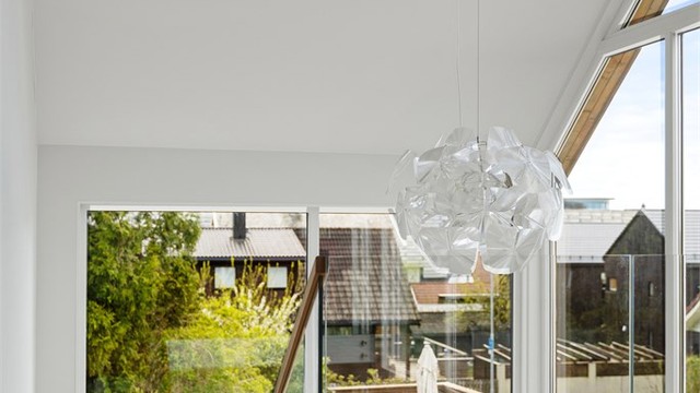 Lampe medfølger boligen.