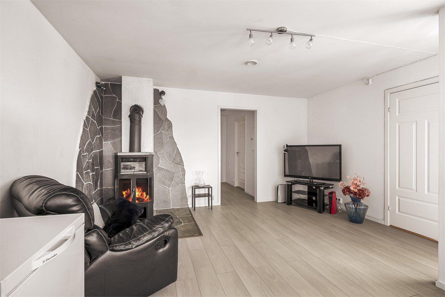 Stue med peis, og plass til sofagruppe.