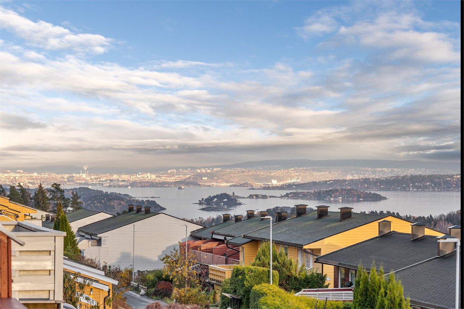 Her får du et flott rekkehus over to plan som inneholder 3 soverom, stue, kjøkken, bad, entré og 3 uteboder. Boligen har også 4 uteplasser med gode solforhold. Fra balkongen i 2.etasje er det en fantastisk utsikt utover nærområdet og Oslofjorden.