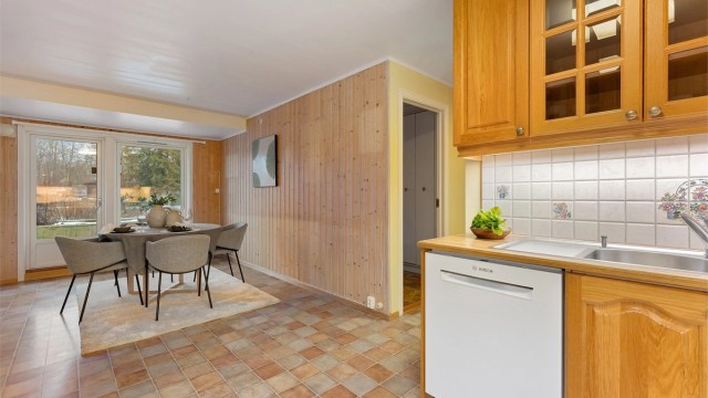 Fra kjøkkenet er det også utgang til egen balkong