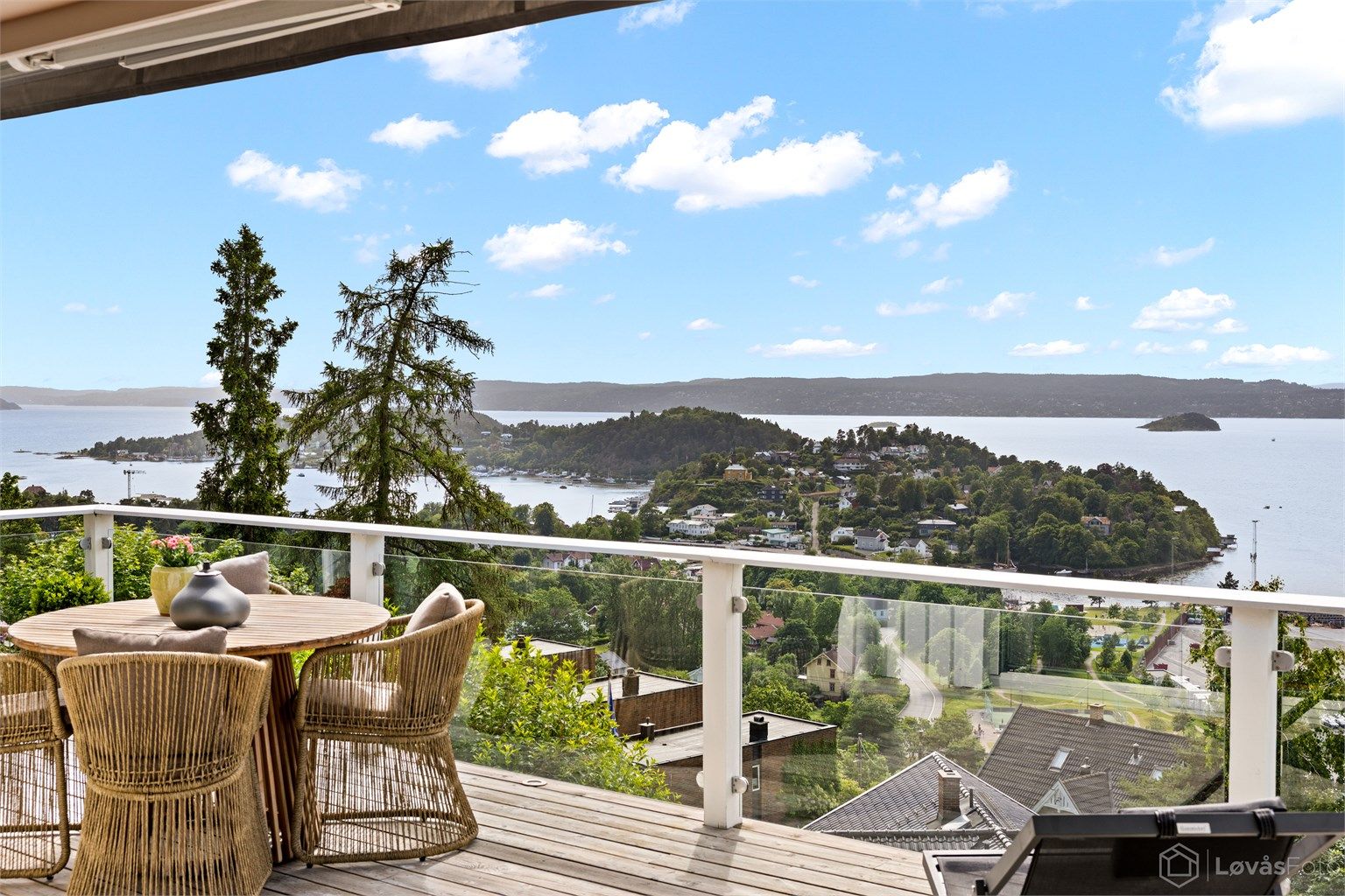 Solrik terrasse med flott utsikt