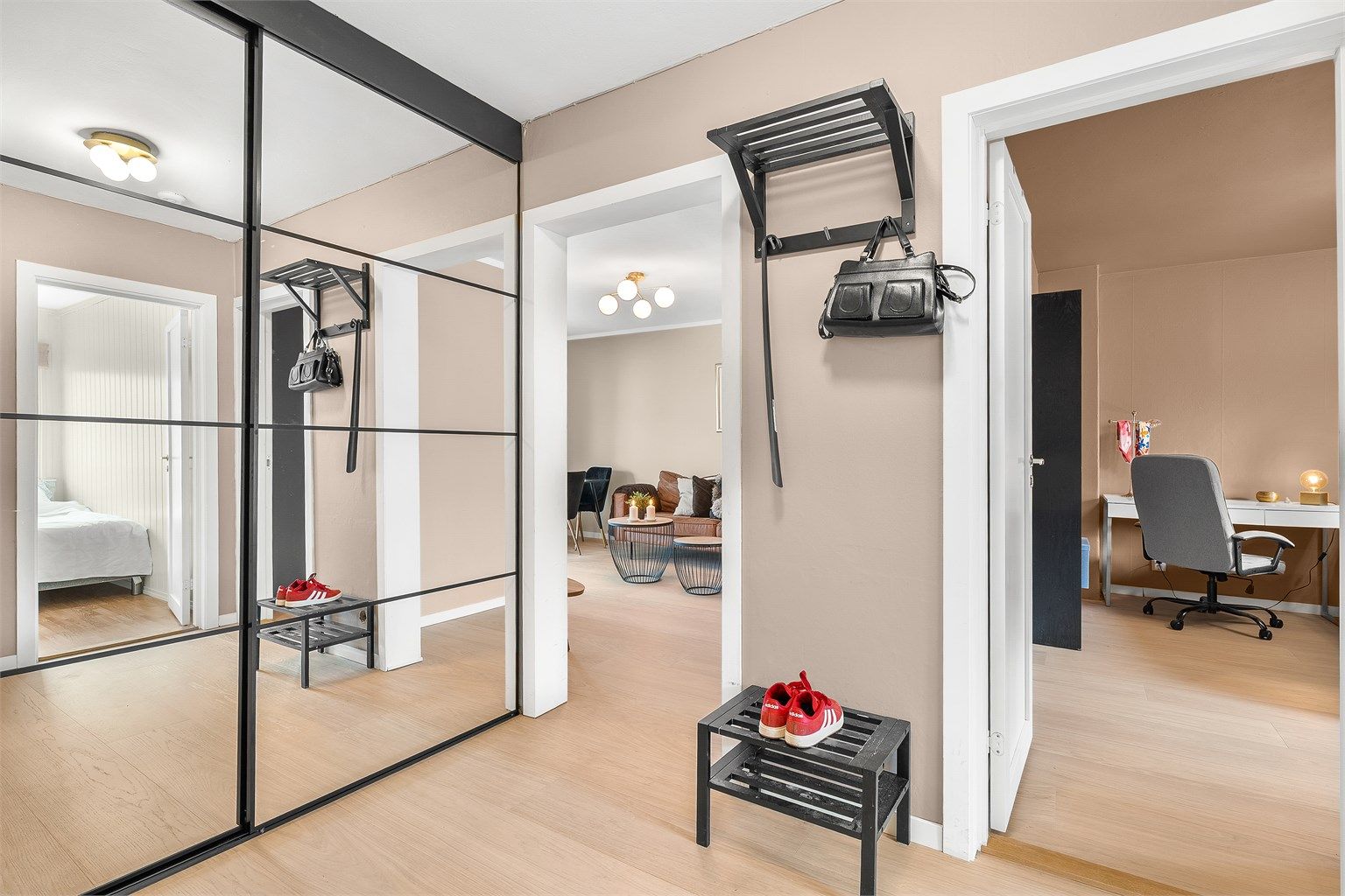 En romslig og nyere skyvedørsgarderobe med speilfronter gir rikelig med oppbevaringsplass i gangen.