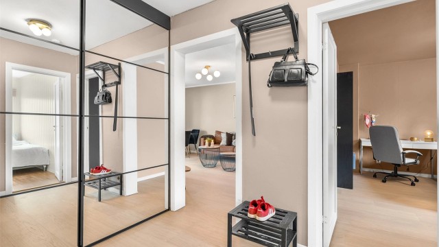 En romslig og nyere skyvedørsgarderobe med speilfronter gir rikelig med oppbevaringsplass i gangen.