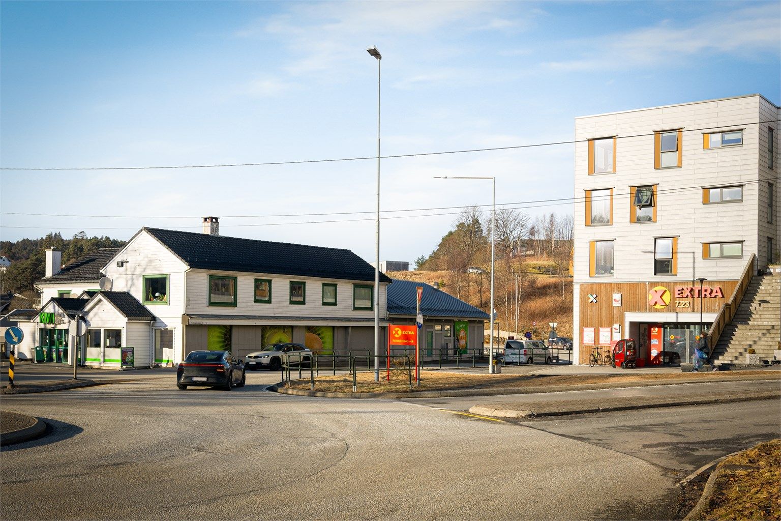 På Søreide, ca. 6 minutters gåtur unna ligger både Coop Extra og Kiwi.