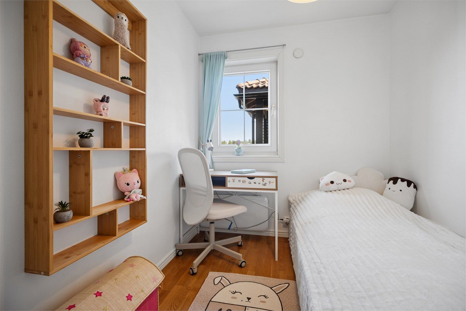 Rommet oppleves både funksjonelt og innbydende, og egner seg like godt som barnerom, gjesterom 