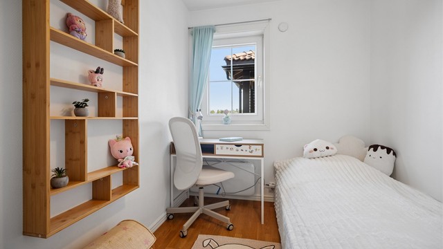 Rommet oppleves både funksjonelt og innbydende, og egner seg like godt som barnerom, gjesterom