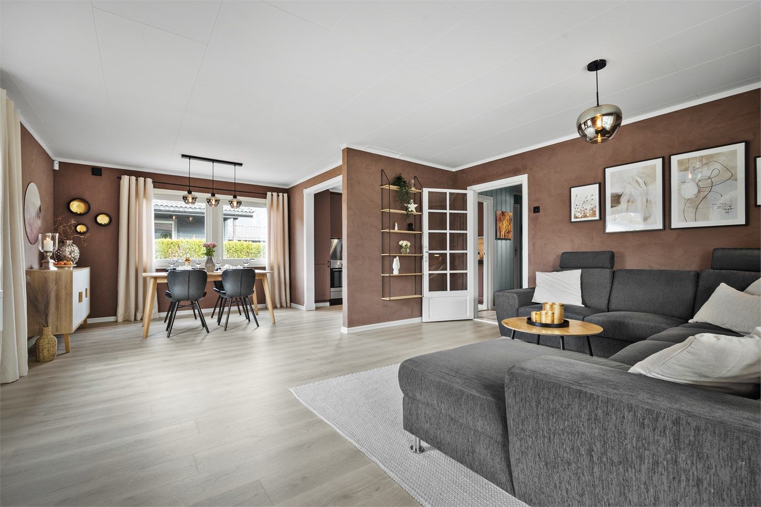 Romslig stue med plass til både sofagruppe og spisebord