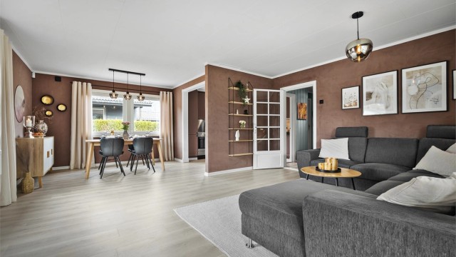 Romslig stue med plass til både sofagruppe og spisebord