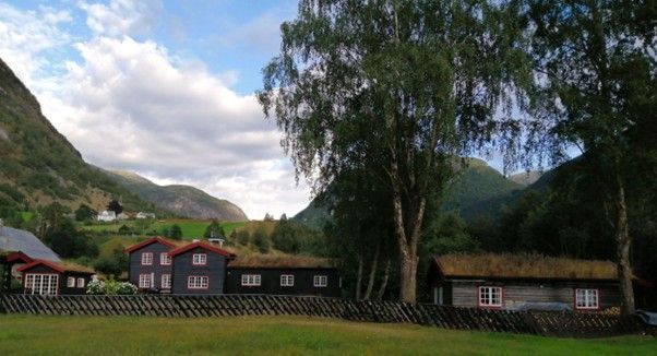 Eiendommen er omkranset av storslått vestlandsnatur.