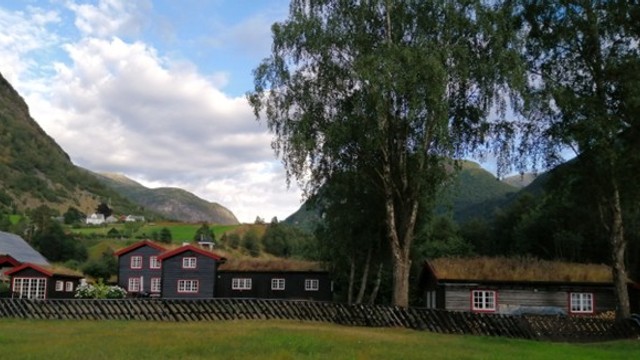 Eiendommen er omkranset av storslått vestlandsnatur.