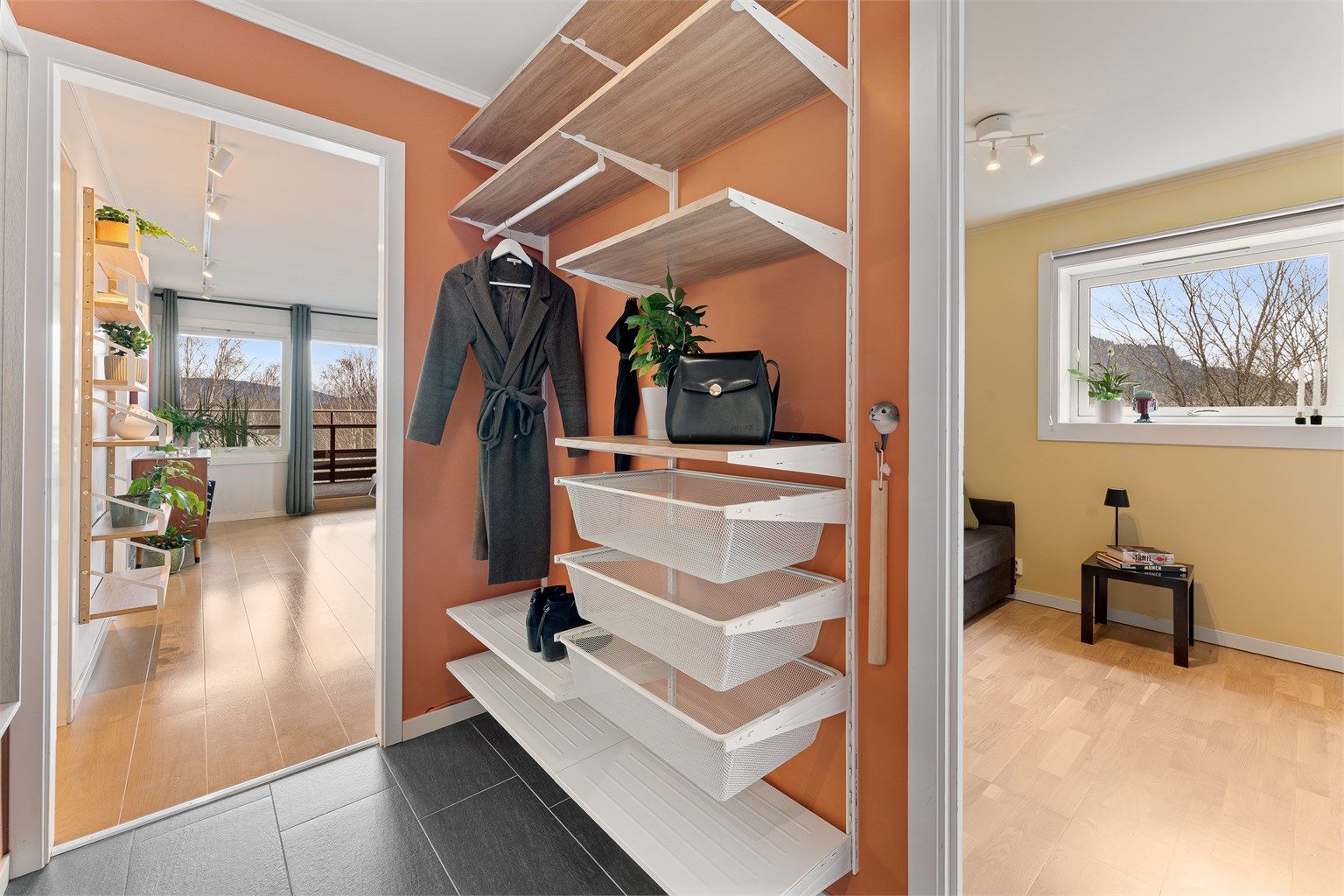 Fra entréen er det direkte tilgang til stue, bad og det ene soverommet, noe som gir en god flyt i boligen.