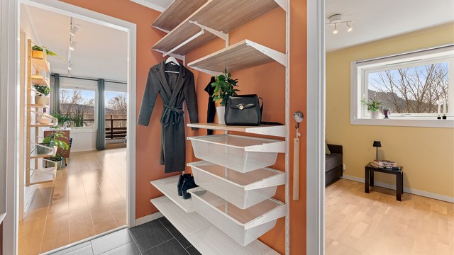 Fra entréen er det direkte tilgang til stue, bad og det ene soverommet, noe som gir en god flyt i boligen.