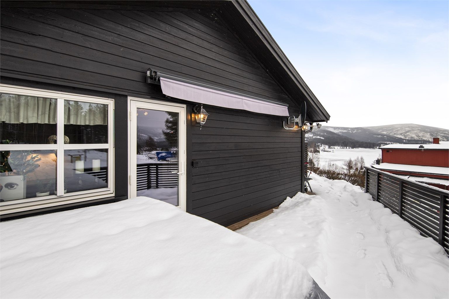 Også på denne siden er det montert markise